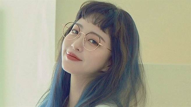 韩艺瑟在IG上晒出火辣造型侧拍影片，引起网友热议。（图／IG@han_ye_seul_）