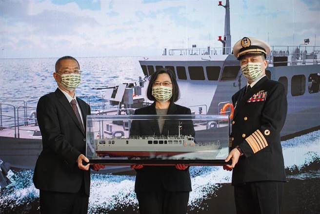 （总统蔡英文出席高效能舰艇后续舰首舰命名、下水暨快速布雷艇首艇交艇典礼。图／总统府提供）