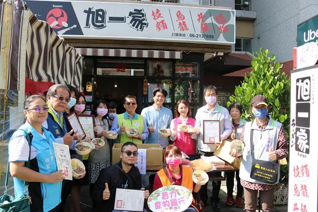 立法委员林俊宪、台南市议员蔡筱薇（后排右四）15日与台南在地拉麵店携手举办公益活动。（市议员蔡筱薇服务处提供／李宜杰台南传真）