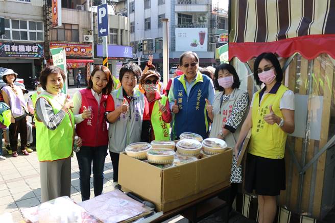 立法委员林俊宪、台南市议员蔡筱薇（左二）15日与台南在地拉麵店携手举办公益活动。（市议员蔡筱薇服务处提供／李宜杰台南传真）