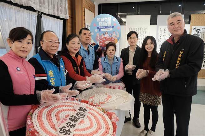 竹东镇代会主席陈昌平（右）等人邀民眾19日到台泥公园参加迈入第15年的竹东客家粄圆节。（罗浚滨摄）