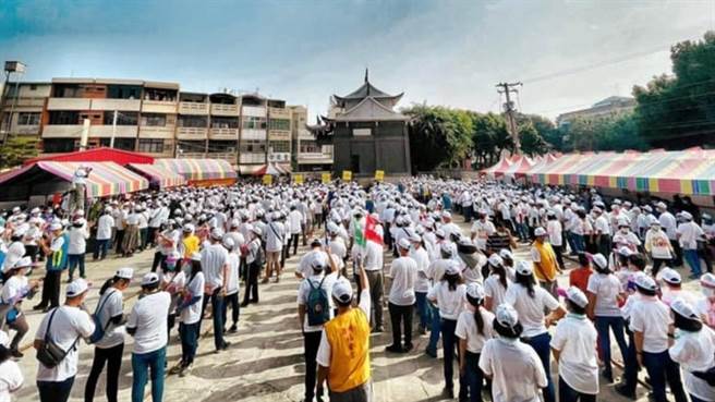 屏东潮州福安宫今进行「千人移庙大典」，现场涌入1000人合力拉着8条粗麻绳，顺利让宫庙移动40公尺。（图／翻摄自屏东迷PingtungMeaning脸书）