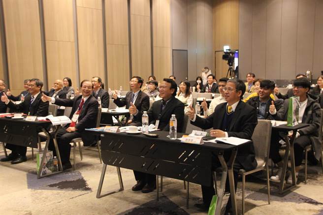 两岸技职教育校长联席会议，60多位校长隔海互相问候。（记者洪肇君摄）