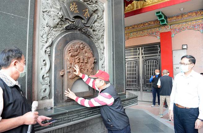 玉皇宫将庙宇内的金炉封炉，盼为提升屏东空气品质尽一分力。（林和生摄）