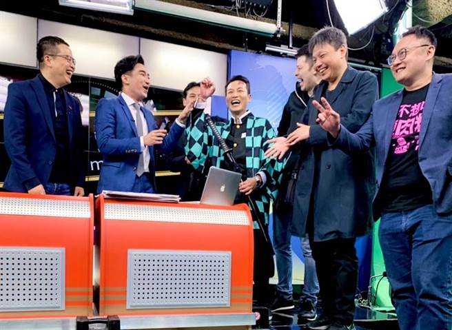 王又正强势回归《正常发挥ft.中天新闻》，在线观看即时排行榜全球第一。扮成《鬼灭之刃》炭治郎的林嘉源一行人惊喜探班。（中天新闻台提供）