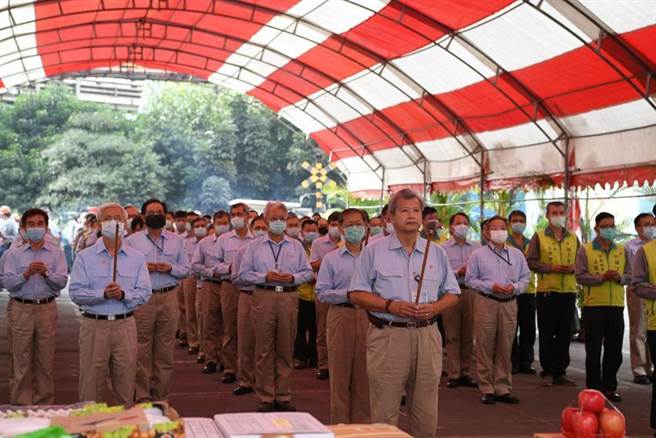 （中钢董事长翁朝栋(最前面者)带领总经理王锡钦、执行副总黄建智等相关主管参加祈福典礼。图／中钢提供） 
