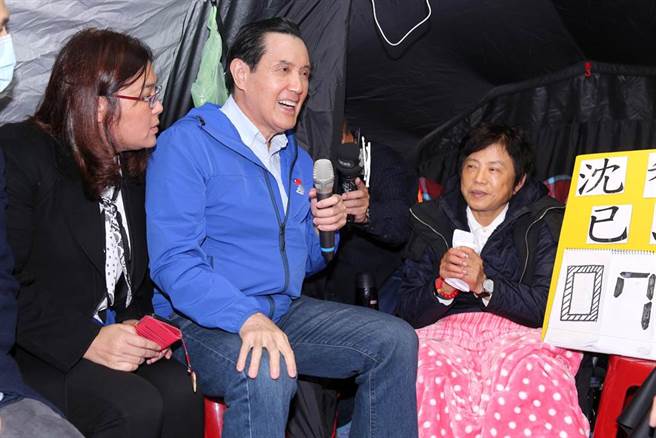 前总统马英九（中）15日前来探视绝食静坐的前立委沈智慧（右）。（黄世麒摄）