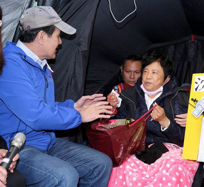 前总统马英九（左）15日前来探视绝食静坐的前立委沈智慧（右），并送上数盒暖暖包声援。（黄世麒摄）