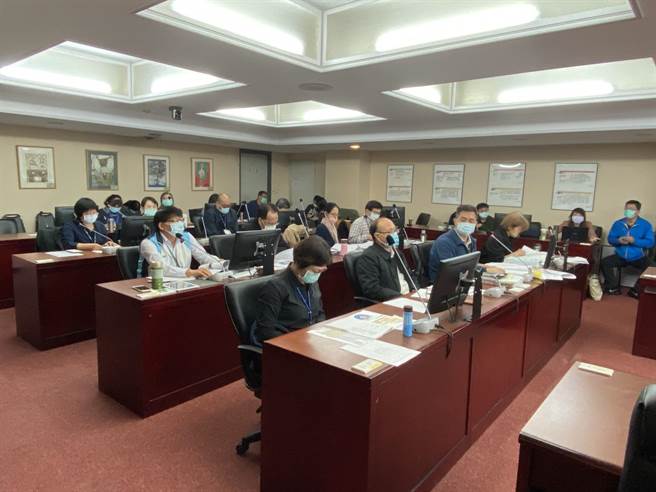 教委会15日再度审查音图中心预算，却遭议员许淑华揭露，工务局拿9月9日已停止适用的「台北市工程经费估算原则」来编列预算，唬拢教委会。（游念育摄）