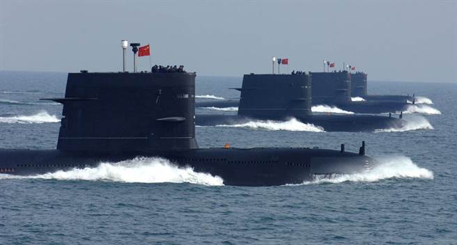 中方海軍潛艇部隊進行編隊航渡訓練的資料照。（新華社）