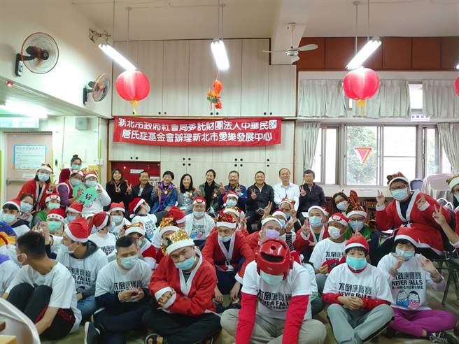 新北市议长蒋根煌15日率议员及议会主管人员访视辖内多个社福机构并致赠加菜金。（新北市议会提供／叶书宏新北传真）