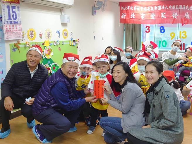 新北市议长蒋根煌15日率议员及议会主管人员访视辖内多个社福机构并致赠加菜金。（新北市议会提供／叶书宏新北传真）