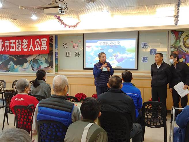 新北市议长蒋根煌15日率议员及议会主管人员访视辖内多个社福机构并致赠加菜金。（新北市议会提供／叶书宏新北传真）