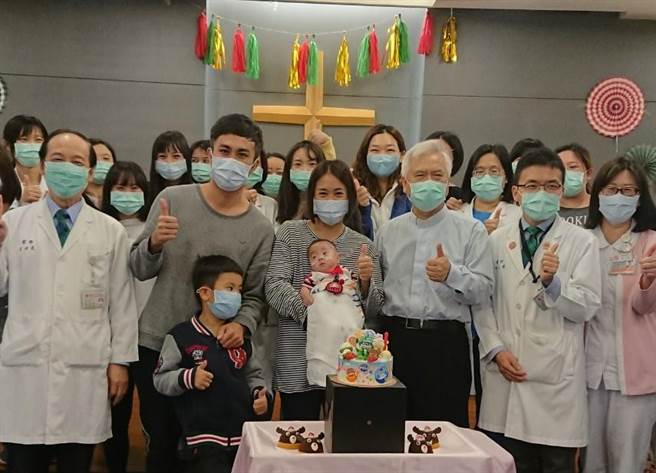 出生才半年的早产儿恩恩（图中央婴儿）是台湾目前最小体重洗肾并成功出院的小孩。马偕医院表示，从未替这么小的孩子洗过肾，若没处理好可能会穿破臟器，所幸这位生命小勇士仍然坚强活了下来。（蔡旻妤摄）