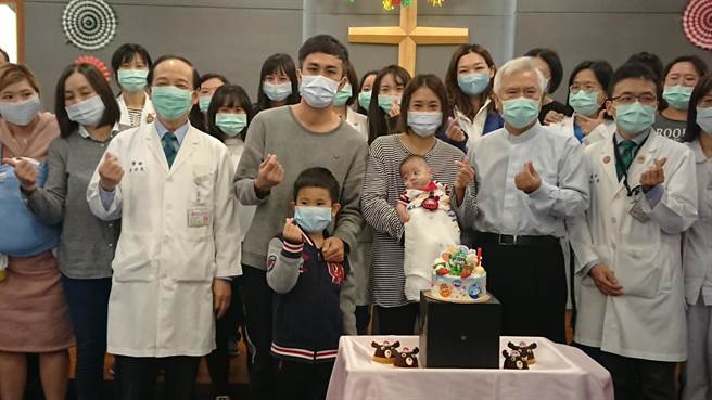 出生才半年的早产儿恩恩（图中央婴儿）是台湾目前最小体重洗肾并成功出院的小孩。马偕医院表示，从未替这么小的孩子洗过肾，若没处理好可能会穿破臟器，所幸这位生命小勇士仍然坚强活了下来。（蔡旻妤摄）