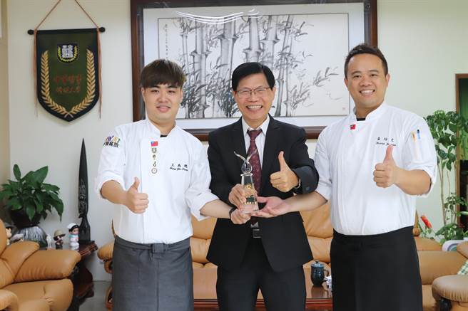 中华医大餐餐旅厨艺社社长王禹璁（左）获教育部颁发「技职之光杰出奖」，恩师黄裕文（右）陪同向曾信超校长呈献成果、分享荣耀。(曹婷婷摄)