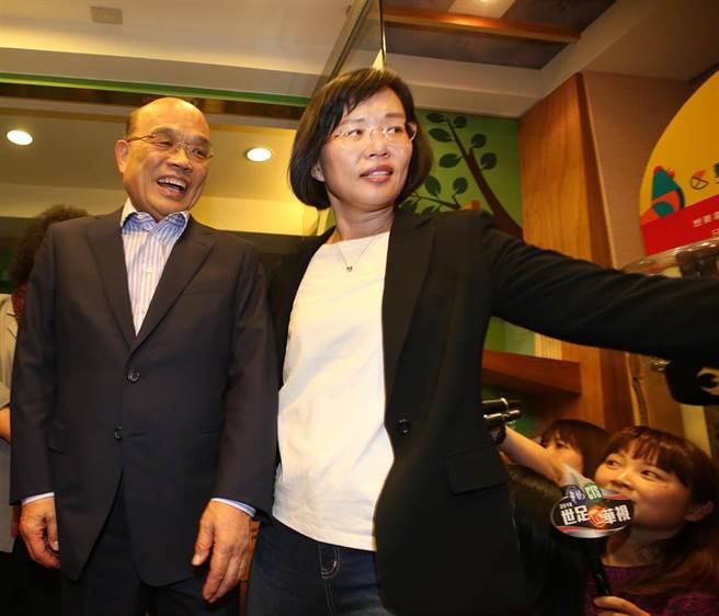 绿委苏巧慧（右）和老爸苏贞昌（左）。(资料照片/陈怡诚摄)