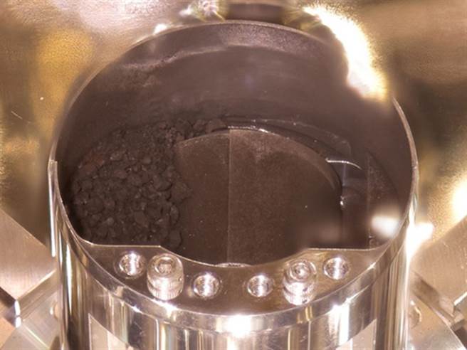 第2层回收舱收集到的，是一些体积更大的小砾石，状如咖啡渣。(图/JAXA)