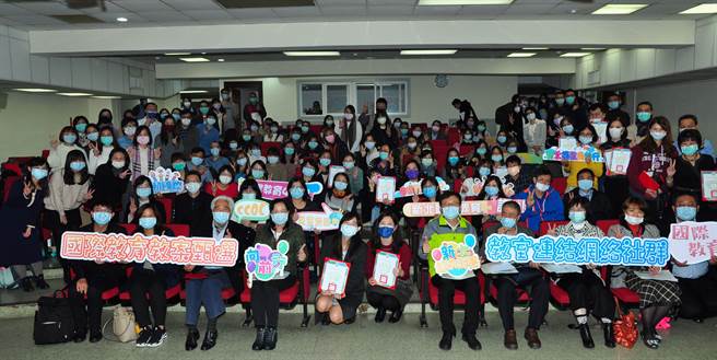 新北市教育局舉辦教室連結網絡社群暨國際教育教案甄選今（15日）舉行頒獎，由教育局長張明文頒發得獎學校及教師。（新北市教育局提供）