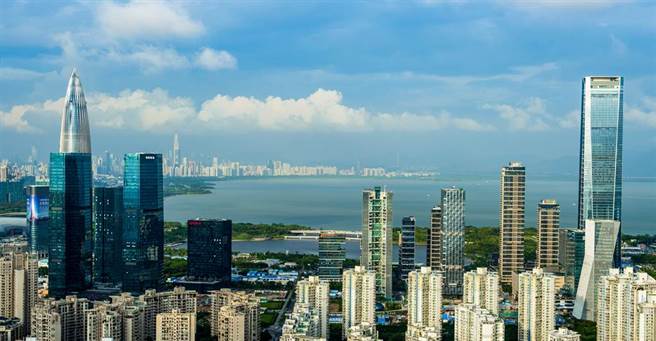 美媒强调，美国半导体业要防卫的对象，是大陆正大力推动的粤港澳大湾区，美国当局应该要有保护半导体行业的国家战略。图为深圳。(新华社资料照)
