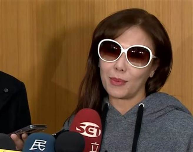 因不小心被江启臣披露「女人的秘密」，李彦秀下午戴着墨镜接受媒体访问。（民眾提供）