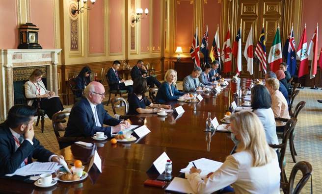 CPTPP的11个成员国今年7月在英国召开会议，商讨协定内有关自由贸易细节。由英财政部首席秘书Truss Liz（中排左起4)主持。（图／推特@AntoniaRomeoUK）
