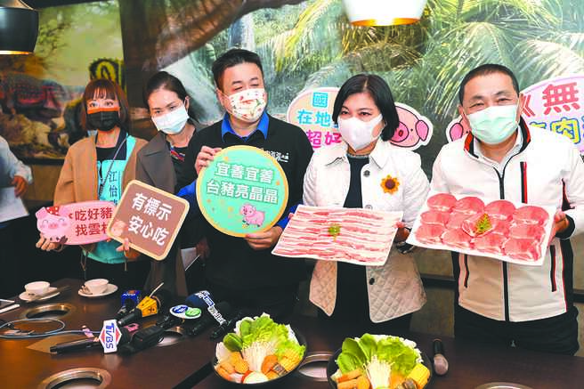 新北市长侯友宜（右）、云林县长张丽善（右二）14日到自主标示使用国产猪的连锁火锅店午餐，用行动力挺国产猪。（王扬杰摄）