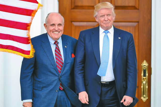 美國國會兩院日前以壓倒性多數，通過包含協助台灣防衛能力的年度《國防授權法案》（NDAA），不過川普總統（右）13日以法案恐讓「中國成最大贏家」為由，揚言予以否決。（美聯社）