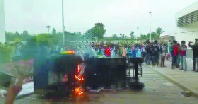 纬创在印度生产苹果手机的工厂日前发生暴动，据传为数可观的iPhone手机失窃，损失达16.7亿元。（摘自推特）