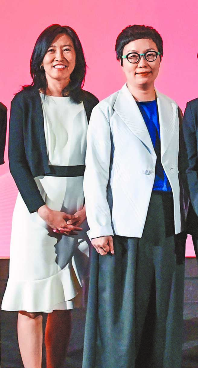 文策院董事长丁晓菁(右)、院长胡晴舫(左)。（文策院提供）