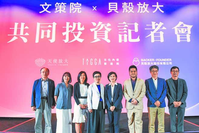 胡晴舫（左三）请辞文策院院长一职。图为今年5月她出席记者会，同行还有前文化部长郑丽君（左五）、文策院董事长丁晓菁（左四）。（文策院提供）