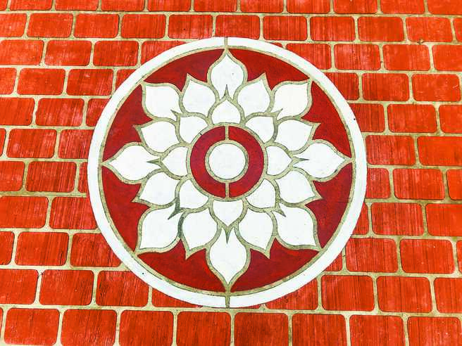 林口区竹林一路的人行道地板铺面结合竹林山观音寺原徽章，而留白的墙面未来将彩绘林口子弟戏及观音佛祖等人文特色。（林口区公所提供／李俊淇新北传真）