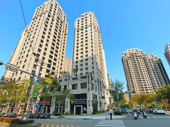 全台收入最高的新竹市关新里，面积不到0.2平方公里，却塞了6000多人口，里内生活条件与高所得画不上等号，有居民就说，缴了很多的税，但没有相对应的生活品质。（陈育贤摄）