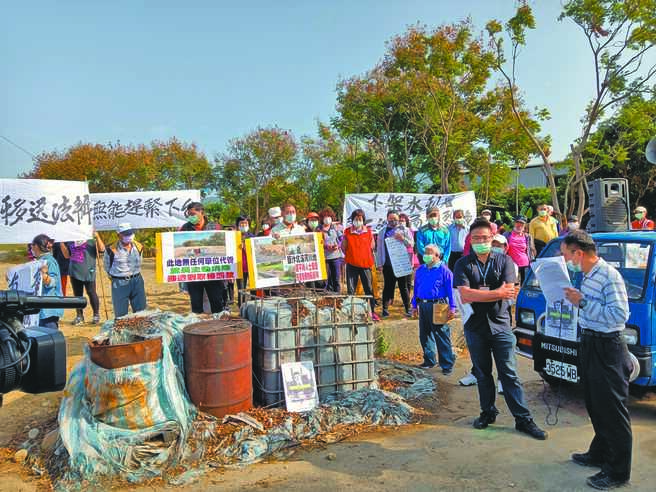 头汴坑溪河川地长期遭人非法弃置垃圾及有毒废弃物，里长花钱整理，却遭到水利署第三河川局警告裁罚，里长黄楷能及大批里民14上午拿布条及海报在现场抗议。（黄楷能提供／冯惠宜台中传真）