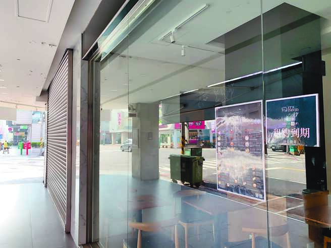 富士康广告集团接手的「士达卫IT’S DAVID」无预警倒闭，高雄崛江门市张贴租约到期。（柯宗纬摄）