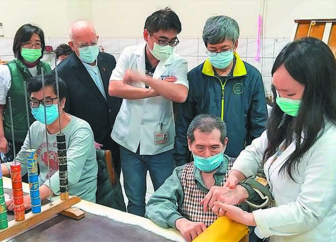 澎湖惠民医院重建募款，前副总统陈建仁（后排右一）、吕若瑟神父（后排左二）跨海代言公益。（陈可文摄）