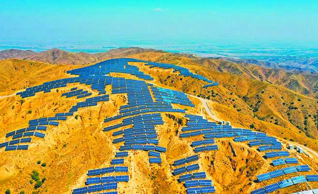 張家口市懷安縣西沙城鄉東沙城村附近荒山上的太陽能發電場。（新華社資料照片）
