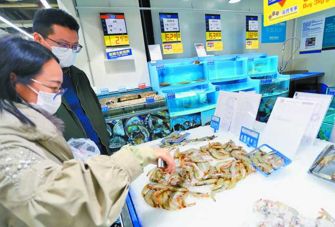 甘肃一间超市将进口冷链食品的检验报告贴在显眼位置，方便顾客查看。（中新社资料照片）