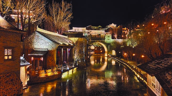 古北水镇晚间点亮灯光后，呈现出不一样的风情。（记者蓝孝威摄）