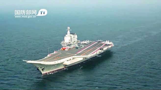 大陆第1艘自制航母「山东舰」服役后首次海上训练画面。（影片截图自微博＠人民海军）
