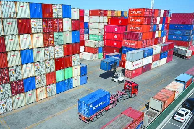 厦门自贸区现代码头，车辆在转运货箱。（新华社资料照片）