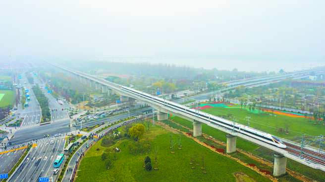 通往上海的高鐵駛出揚州東站。