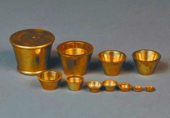 一八五二年，美国海岸与大地测量局在法国人指导下铸造的一套标准砝码，最重的一枚为五百克，最轻的一枚为一克，总重量一千克，从小到大按倍数递增。（时报出版提供）