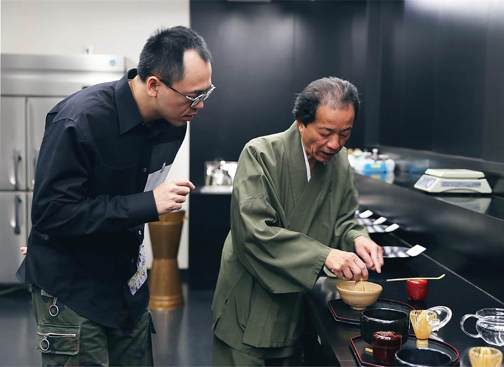 為將「職人精神」從咖啡延伸至茶飲，路易莎創辦人黃銘賢向日本第一茶匠森田治秀請益並認真學習抹茶製作。（圖／路易莎咖啡）