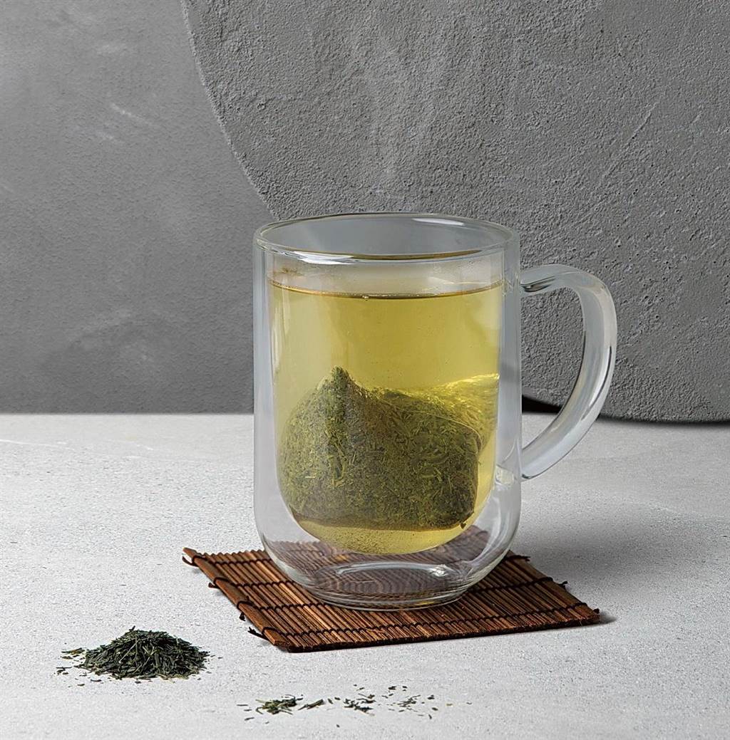 路易莎「大臣賞冠軍茶匠煎茶」標榜請到日本第一茶匠森田治秀擔任監製。（圖／路易莎咖啡）