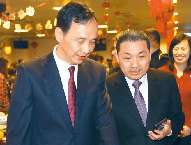 新北市市长侯友宜（右）、新北市前市长朱立伦（左）。（本报资料照片）