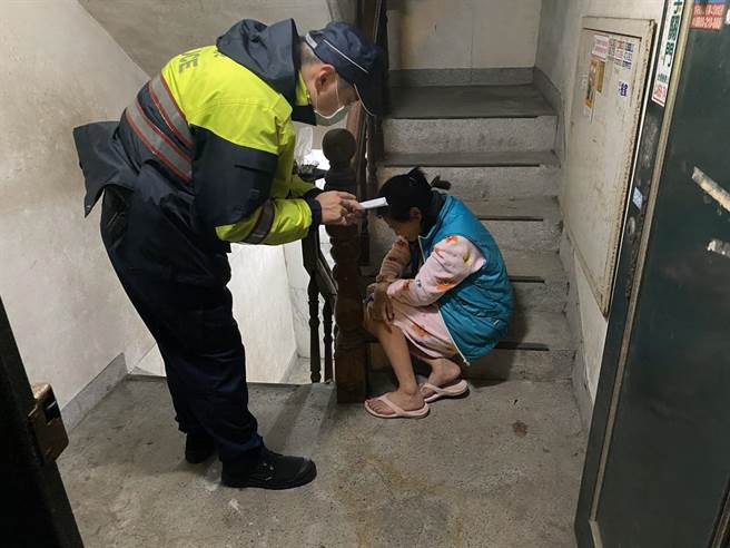 妇人凌晨外出遭反锁门外警方暖心协助。(平镇警分局提供／吕筱蝉桃园传真)