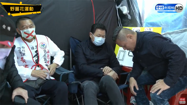 Former Taipei County Mayor Zhou Xiwei (center) and others are still waiting in front of the Legislative Yuan.  (Photo / Excerpt from China Times News Network Live Stream)