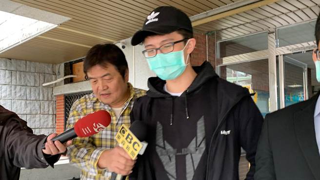 孙安佐遭控制造手枪未遂罪，16日开庭后快步上车，仅说「等结果出来保证讲很多」。（图：李文正摄）