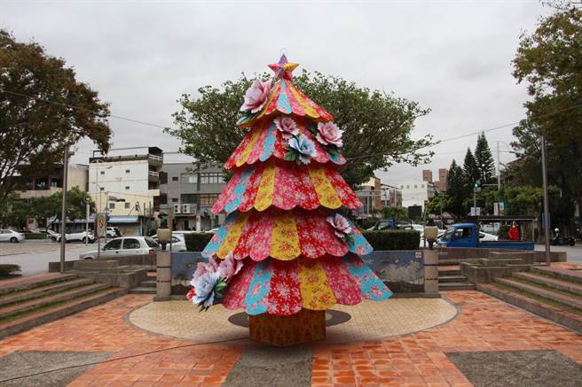 苗栗市公所舉辦「2020 苗栗耶誕」系列活動，打造高7公尺、寬4公尺的客家花布耶誕樹，營造兼具客家特色及西洋浪漫氛圍的耶誕歡樂派對氛圍。（何冠嫻攝）